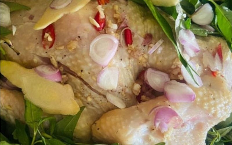 Pha hỗn hợp ướp gà