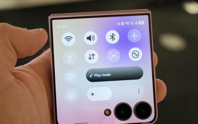 Galaxy Z Flip 8 hỗ trợ truy cập Quick Settings ngay trên màn hình ngoài