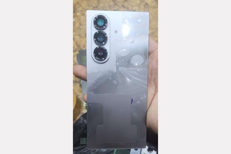 Galaxy Z Fold7 lần đầu lộ diện ngoài đời thực, mỏng chỉ 3.9mm, cụm camera quen thuộc