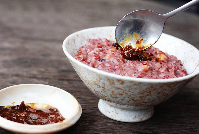 Cháo gạo lứt đỏ.
