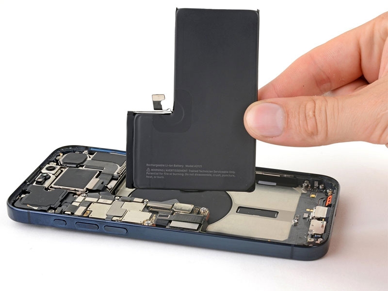 Giá thay pin iPhone 15 series chính hãng hình 2