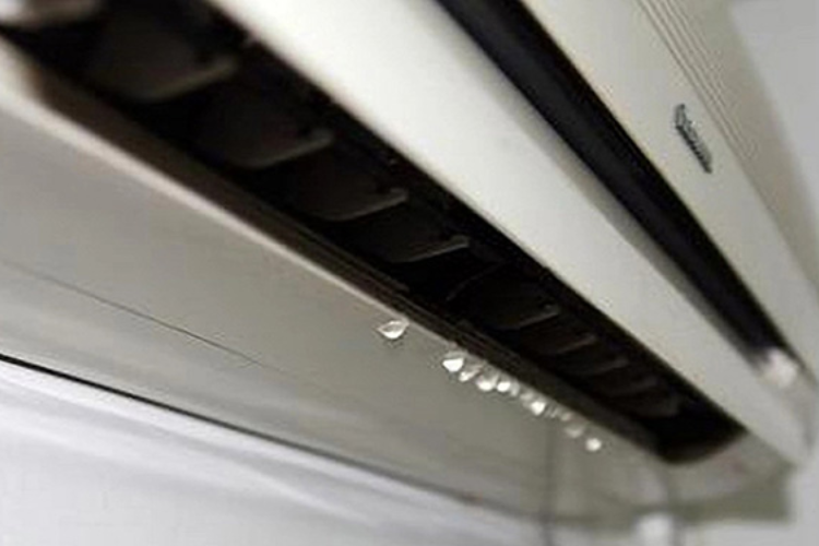 Giá vệ sinh máy lạnh bị đọng sương hình 3