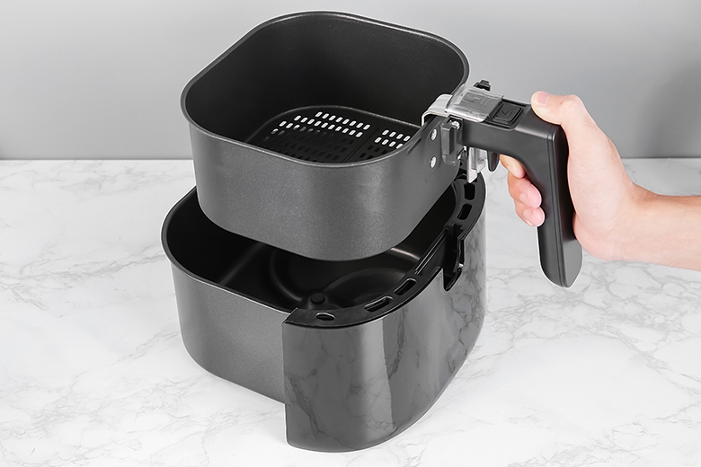 giỏ quickclean trên nồi chiên không dầu hình 3