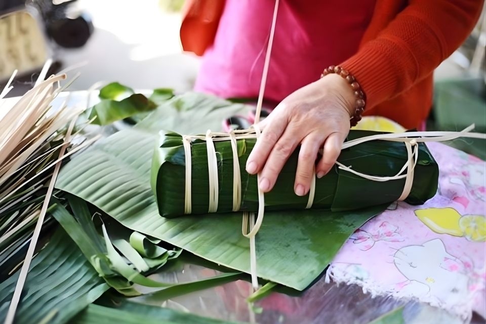 Bật mí cách gói bánh tét ngày Tết ngon dẻo chuẩn vị truyền thống ngay tại nhà