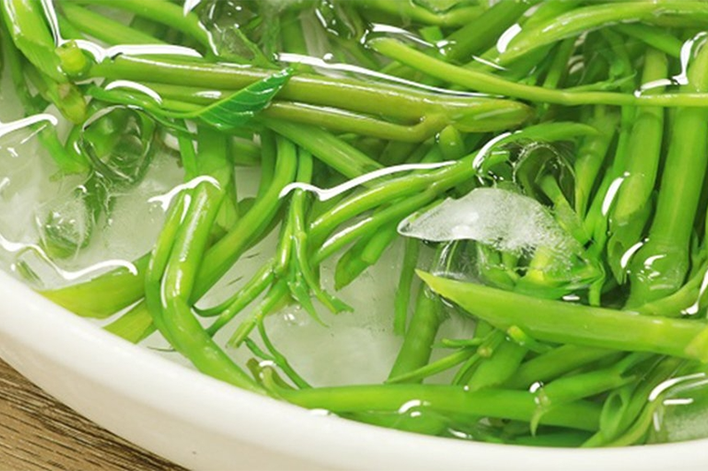 Cách làm gỏi bò rau muống thơm ngon, giòn mát chuẩn vị nhà hàng