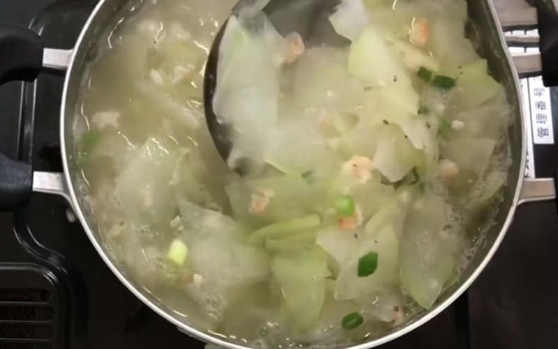 Chia sẻ hai cách làm canh tôm nấu bí (hình 5)