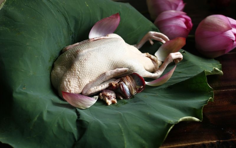Sơ chế vịt làm vịt hấp hoa sen