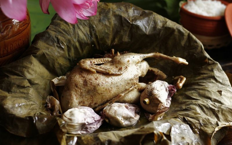 Làm vịt hấp hoa sen