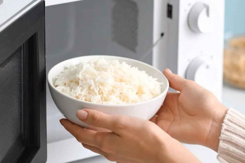 Hâm nóng cơm nguội bằng lò vi sóng có an toàn cho sức khỏe không? Sự thật cần biết