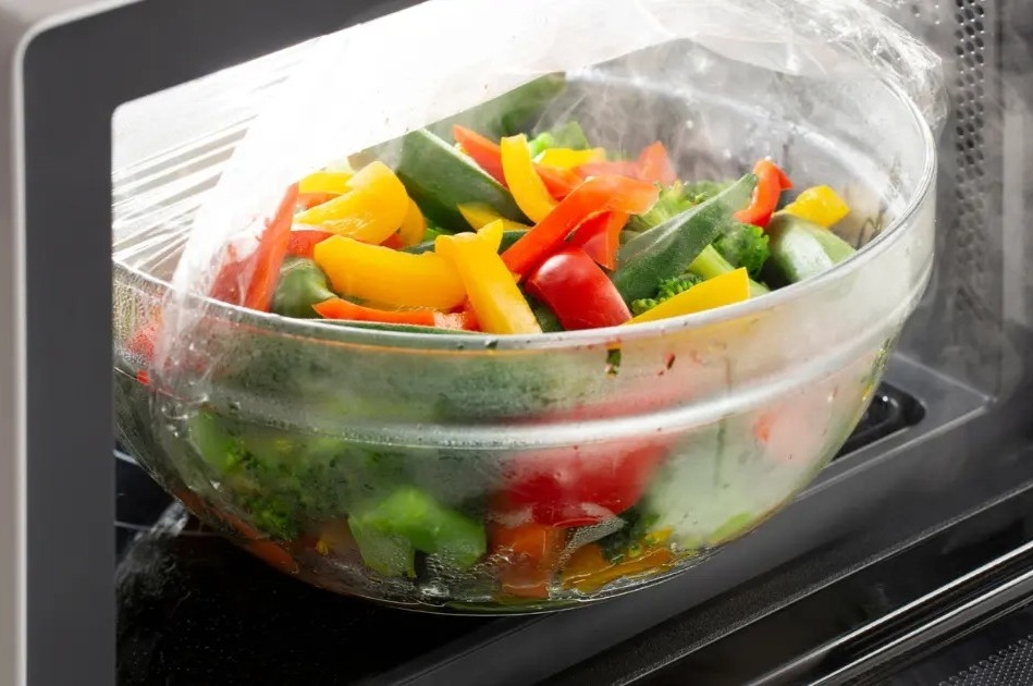 Hấp rau bằng lò vi sóng: Bí quyết giữ rau xanh giòn, giàu vitamin, giữ trọn dinh dưỡng