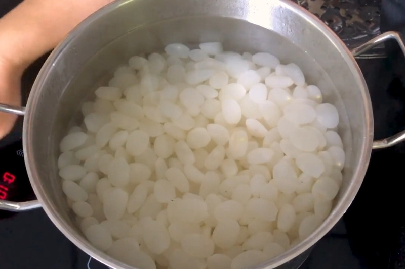 Bước 1: Sơ chế hạt đác và dâu tây