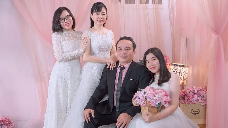 hinh anh gia dinh trong ngay cuoi