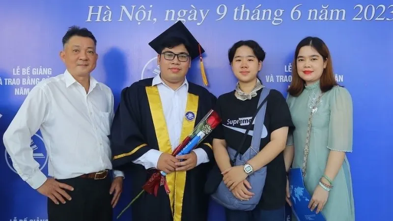 hinh anh gia dinh trong le tot nghiep