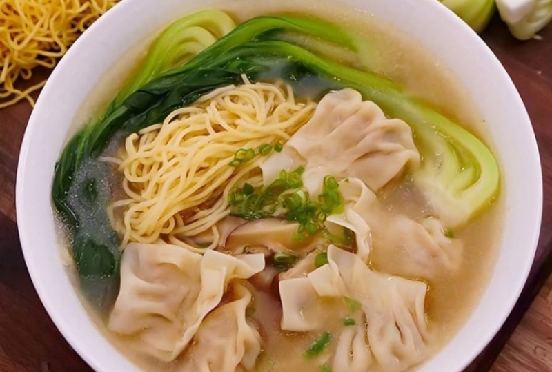 hoành thánh thường xuất hiện trong các món súp hoặc mì