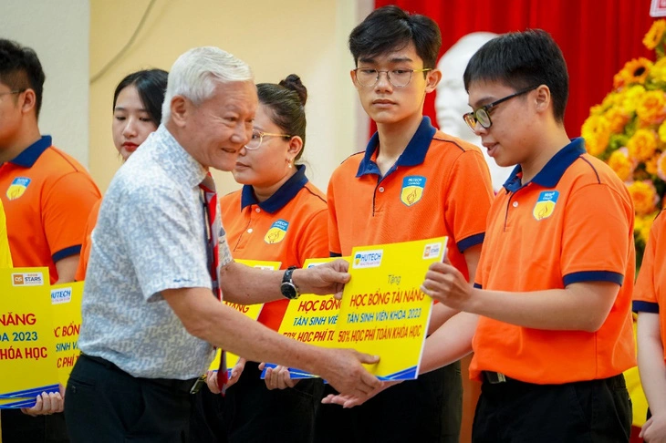 học phí HUTECH