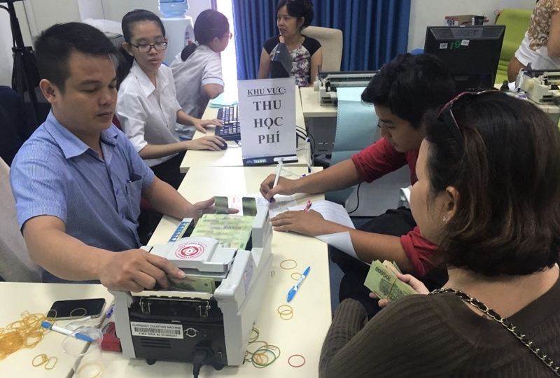 Nộp học phí trực tiếp bằng tiền mặt.