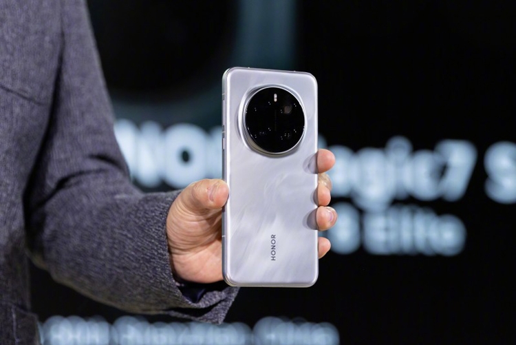 Honor Magic7 Pro được trình diễn trên sân khấu Snapdragon Summit