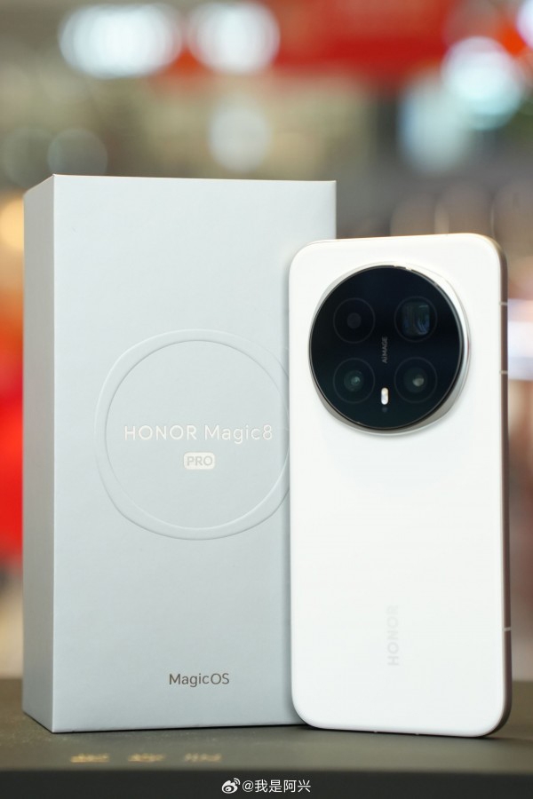 HONOR Magic8 Pro lộ diện ngoài thực tế với màu trắng