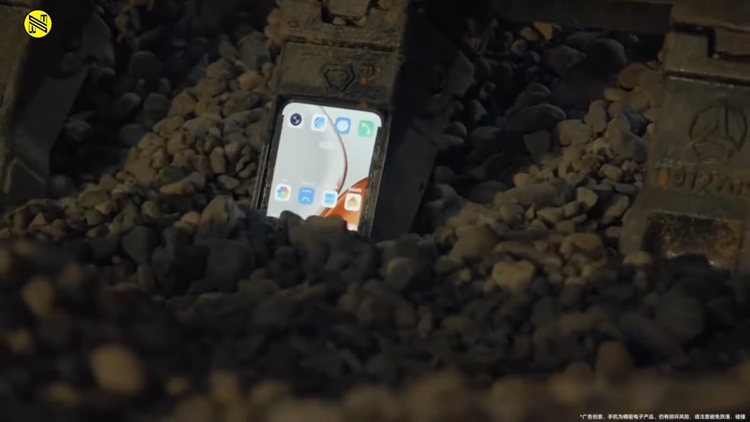 HONOR  X70 “so găng” với máy xúc và vòi rồng cứu hỏa trong thử nghiệm kháng nước - kháng bụi