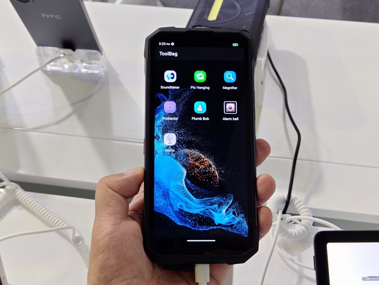 HTC tái xuất với điện thoại gaming và dòng Wildfire mới tại GITEX 2025 - hình 1