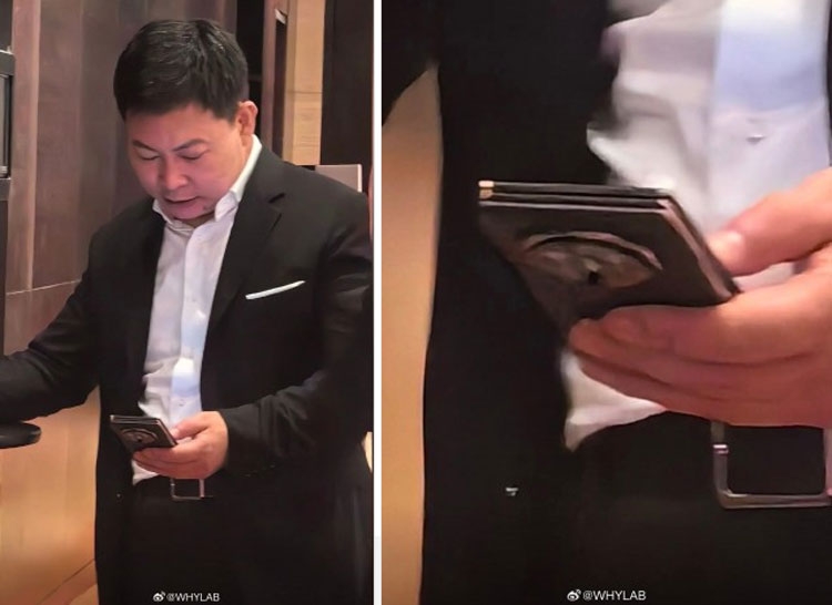 Richard Yu, CEO của Huawei với chiếc điện thoại thông minh gập ba