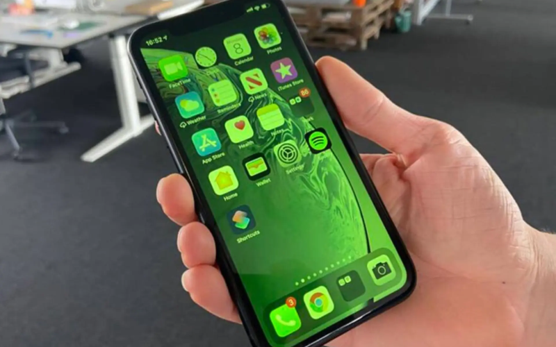 iPhone 13 Pro Max bị xanh màn hình (ảnh 2)