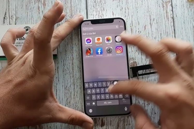 iphone-12-pro-max-bi-chop-man-hinh (1).jpg
