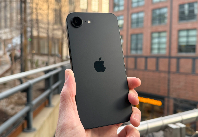 iPhone 16e với iPhone 15 Pro Max - hình 1