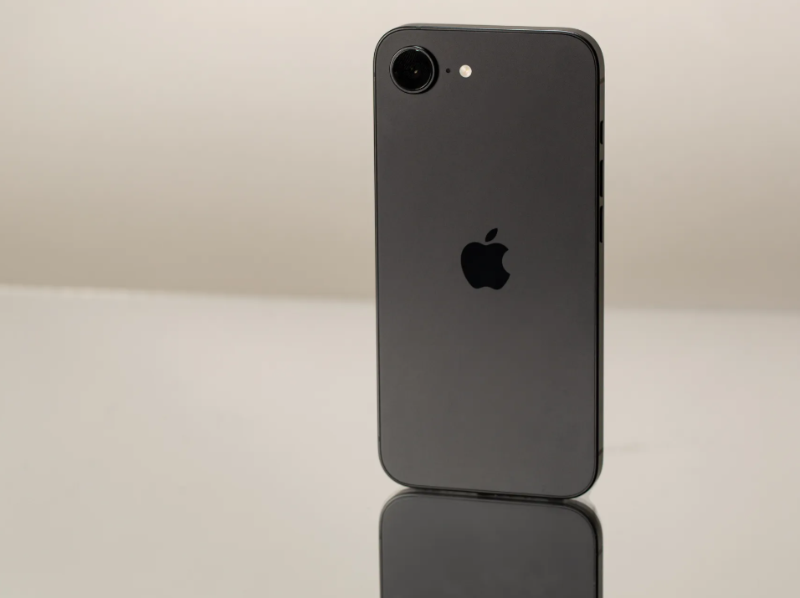 iPhone 16e với iPhone 15 Pro Max - hình 3