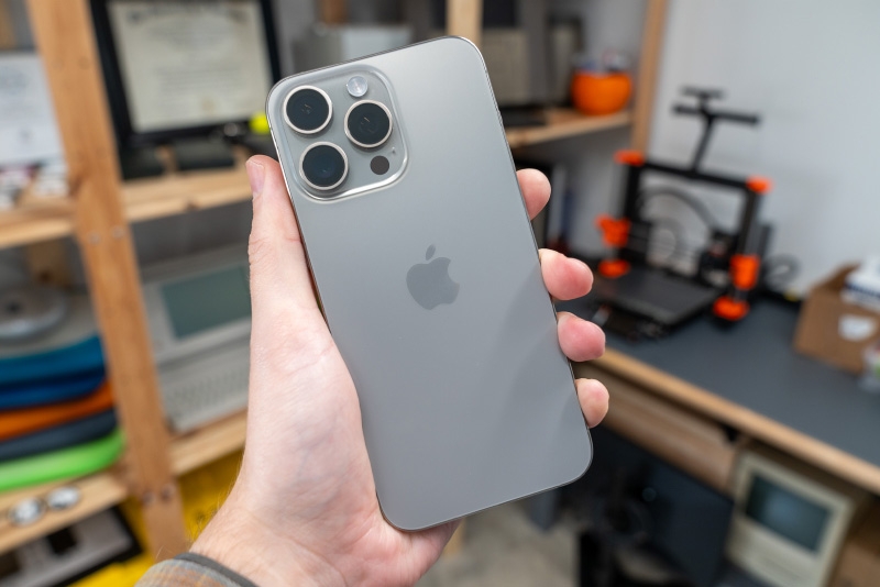 iPhone 16e với iPhone 15 Pro Max - hình 4