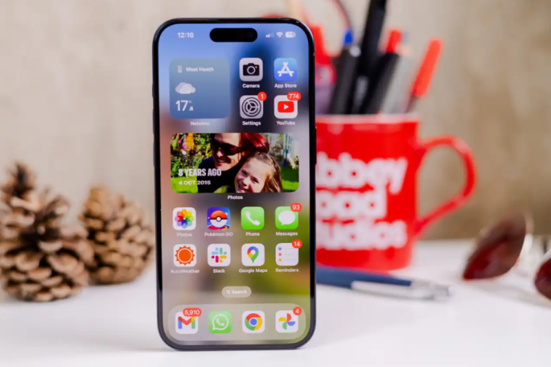 iPhone 16e với iPhone 15 Pro Max - hình 6