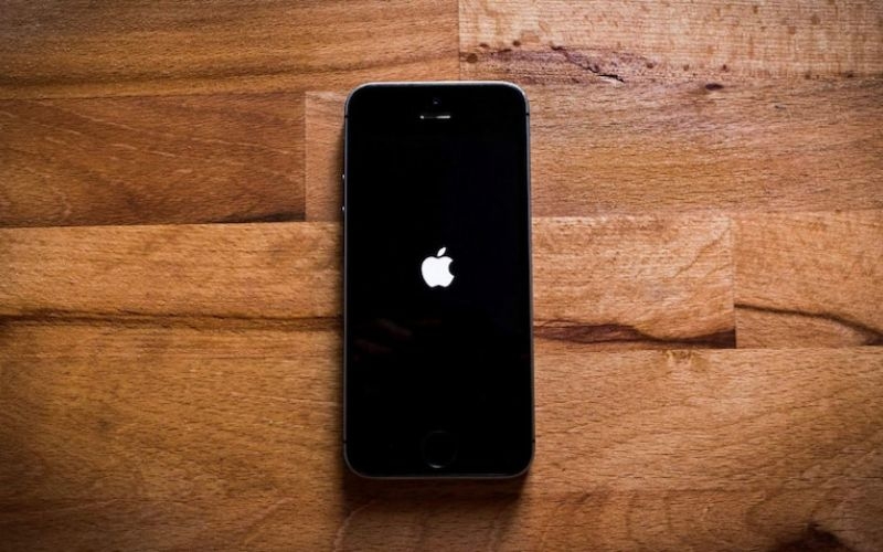 Khởi động lại iPhone để khắc phục iPhone bị sập nguồn