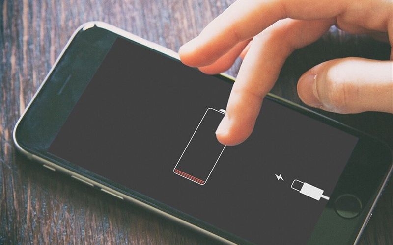 Xả cạn pin và sạc lại iPhone để khắc phục iPhone bị sập nguồn