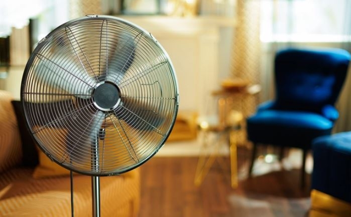 Khi cắm điện vào quạt quạt lúc quay lúc không 1