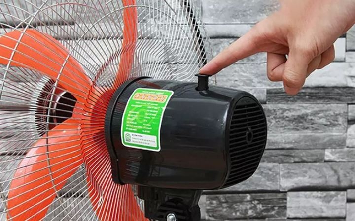 Khi cắm điện vào quạt quạt lúc quay lúc không 4