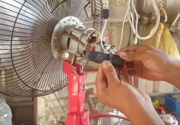 Khi cắm điện vào quạt quạt lúc quay lúc không 5