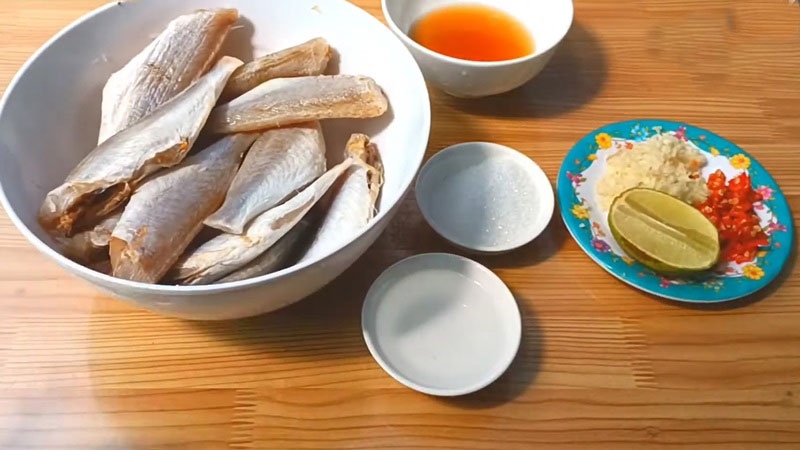 Khô cá đù rim nước mắm hình 1