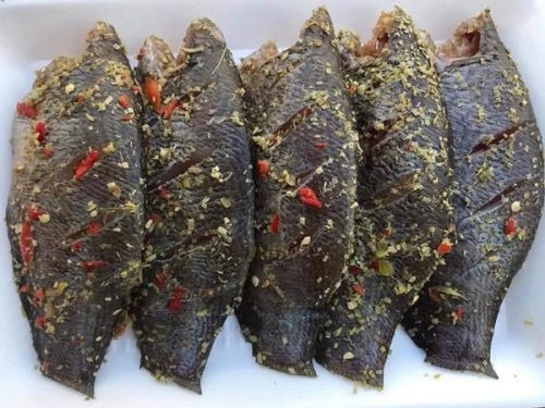 cách làm khô cá sặc chiên sả ớt (ảnh 2)