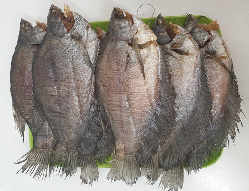 cách làm khô cá sặc chiên sả ớt (ảnh 6)