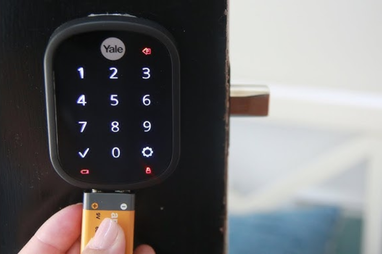 khóa cửa điện tử hết pin hình 5