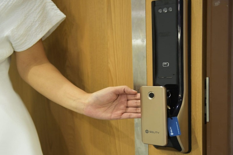 khóa cửa điện tử hết pin hình 6