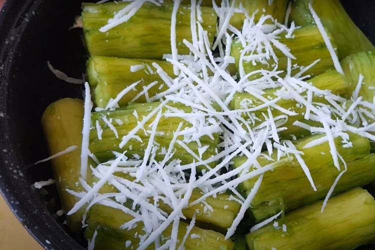 Hướng dẫn chế biến khoai mì hấp lá dứa 3