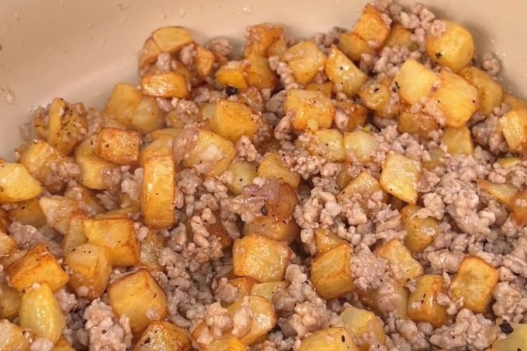 Công thức làm món khoai tây xào thịt băm siêu ngon, bổ sung vào thực đơn gia đình