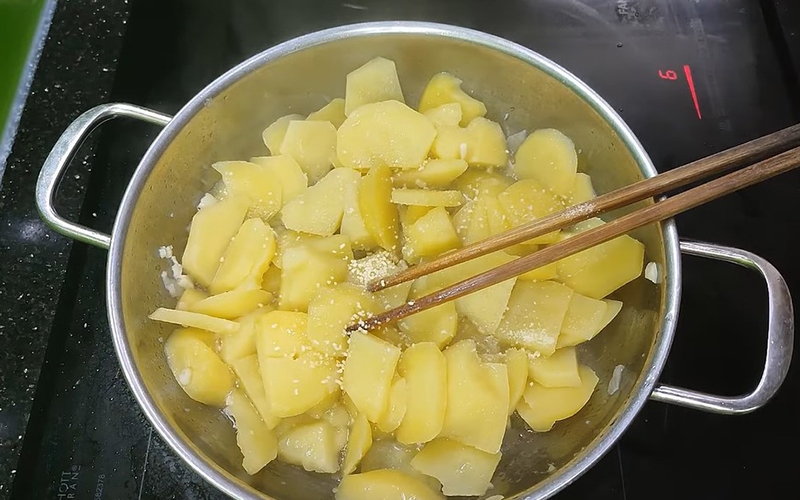 khoai tây xào tỏi (hình 4)