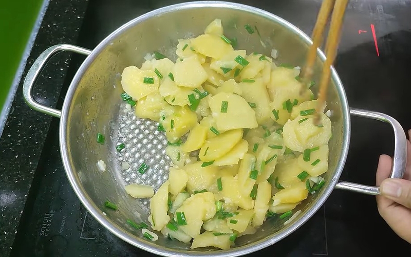 khoai tây xào tỏi (hình 5)