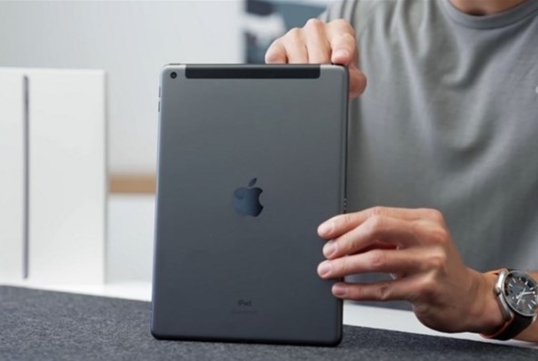 Một trong những bước đầu tiên khi kiểm tra iPad cũ trước khi mua là quan sát tổng thể ngoại hình máy