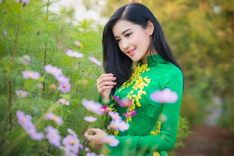 Tóc thẳng ngôi lệch nữ tính