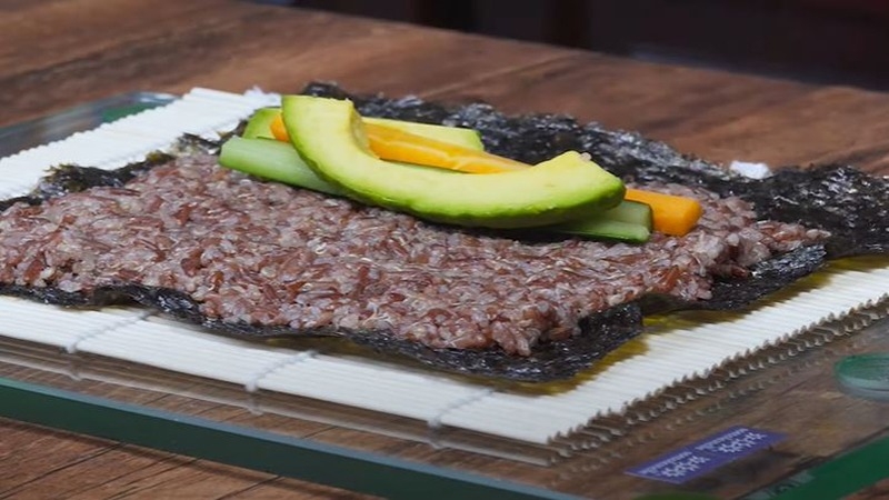 kimbap gạo lứt hình 6