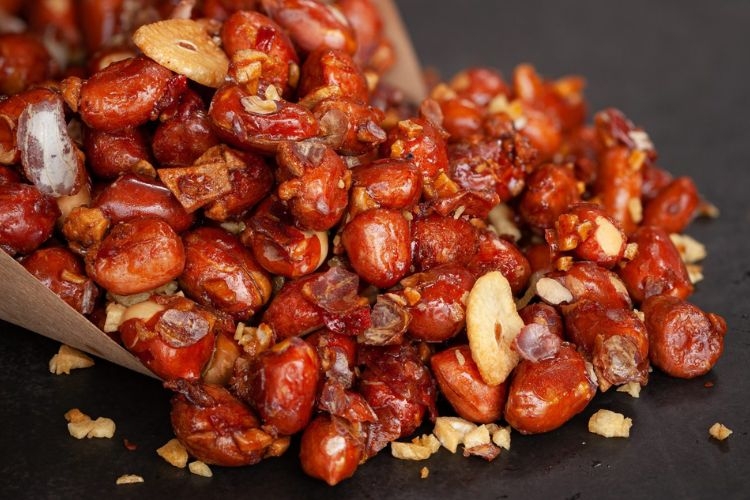 Bí quyết làm lạc rang tỏi ớt vàng giòn, thơm cay hấp dẫn và để lâu vẫn giữ độ giòn rụm