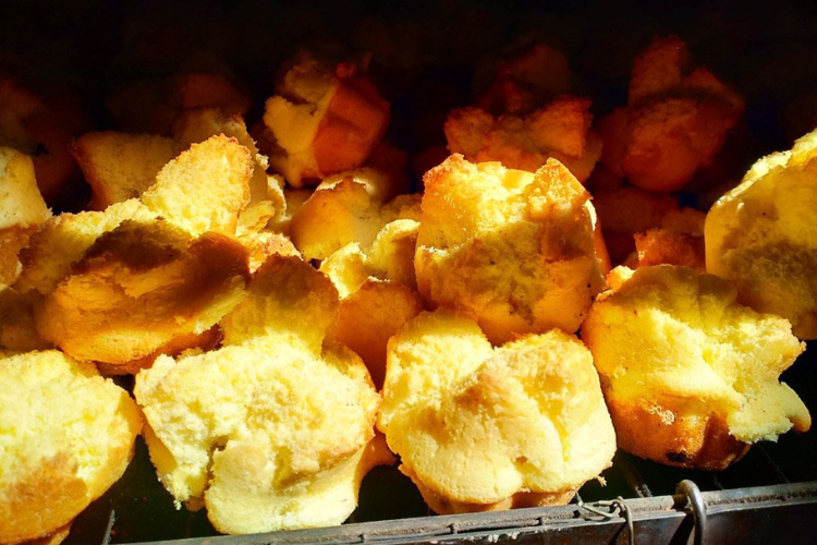 làm bánh từ bột năng và trứng hình 6